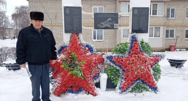 Радек Шаяботдинов у обновлённого памятника, фото: Рязанские ведомости