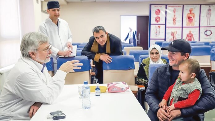 В больницах Душанбе Владислав Чудаков проводил консультации для детей с различными патологиями. Фото: Русский дом в Душанбе