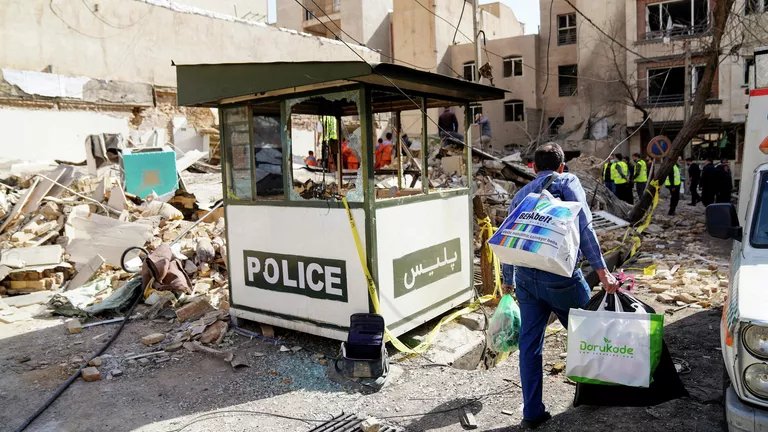 Последствия американо-израильского удара по Тегерану © REUTERS / Amir Kholousi/ISNA/WANA