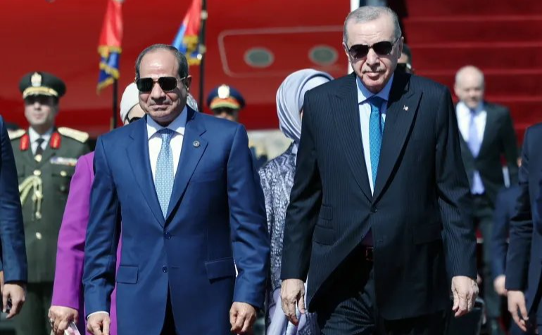 Президент Египта принимает своего турецкого коллегу в аэропорту Каира