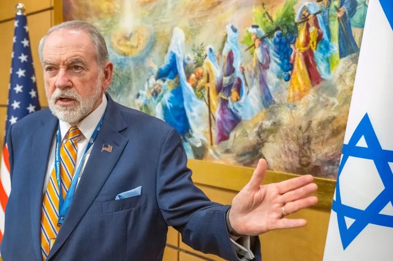 Майк Хакаби выступает в здании посольства США в Иерусалиме