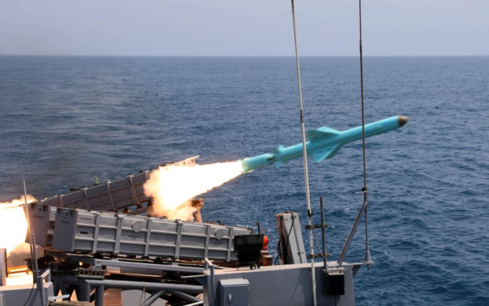 Запуск иранской ракеты с судна Фото: Iranian Army Office/Keystone Press Agency/Global Look Press