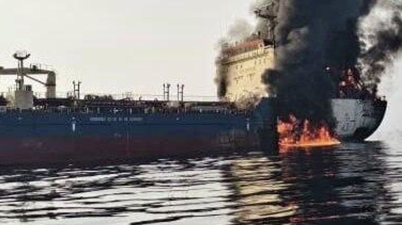 Пораженный иранской ракетой танкер в Ормузском проливе. Фото: соцсети