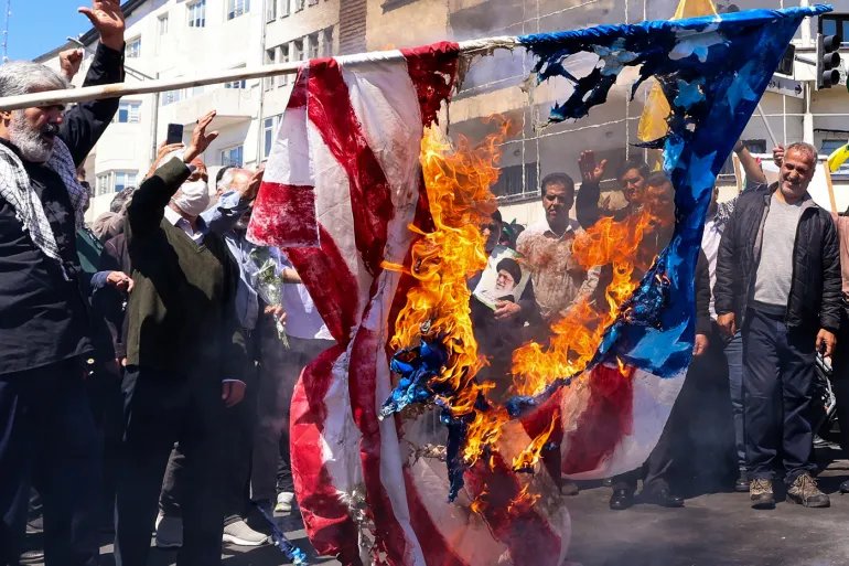 Иранские демонстранты сжигают американский и израильский флаги в Тегеране