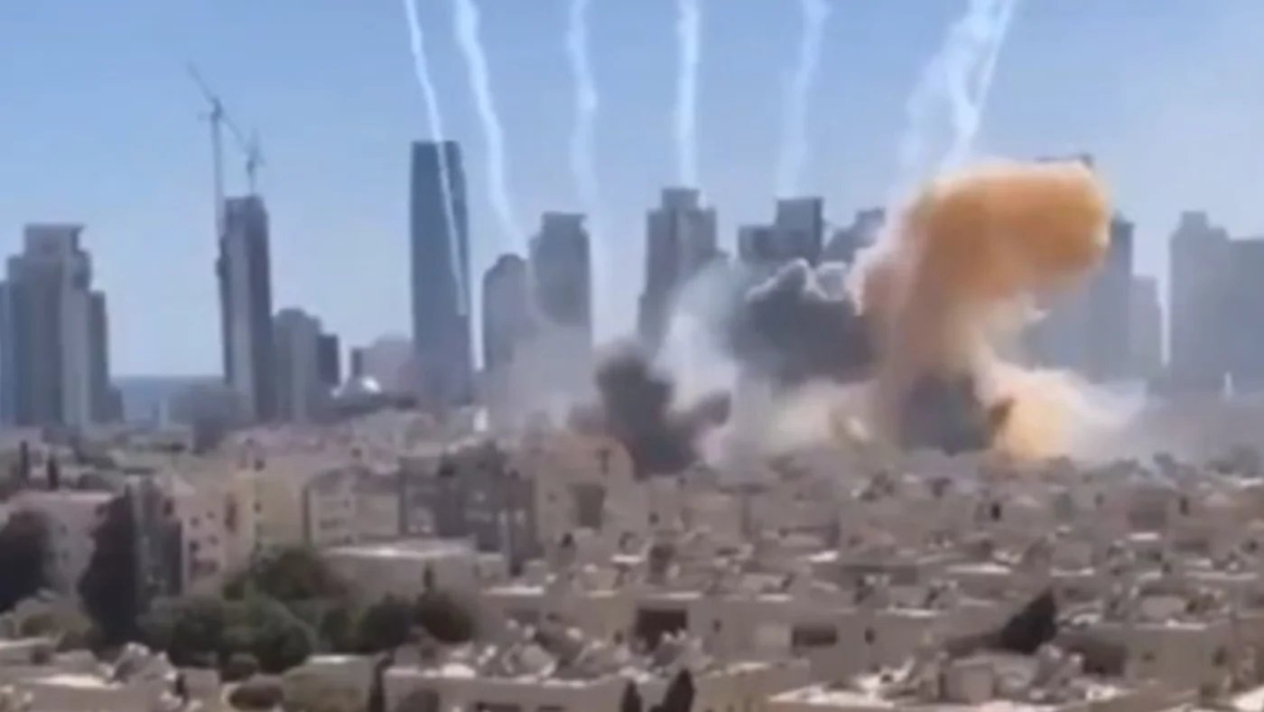 Сгенерированное ИИ изображение удара по Тель-Авиву из соцсети X