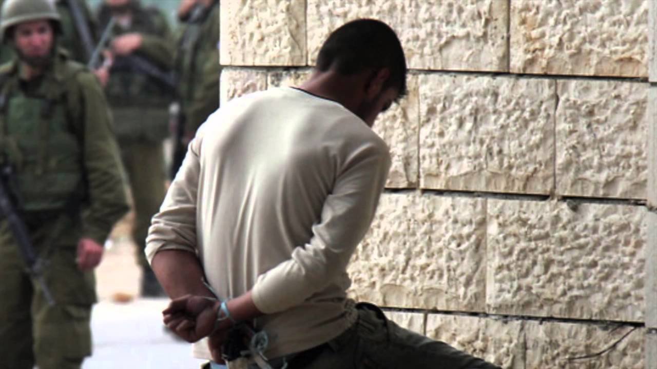 Задержанный израильскими военными палестинец. Архивное фото