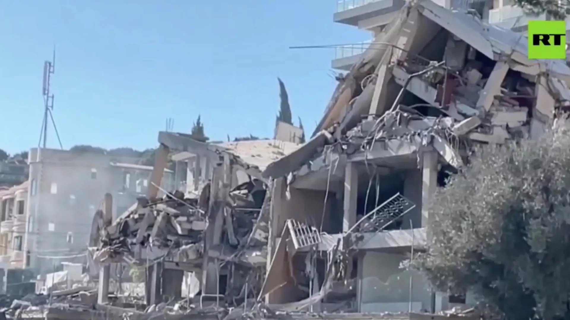 Последствия израильского удара по партнерскому Русскому дому в городе Набатия, Ливан. Кадр видео © RT