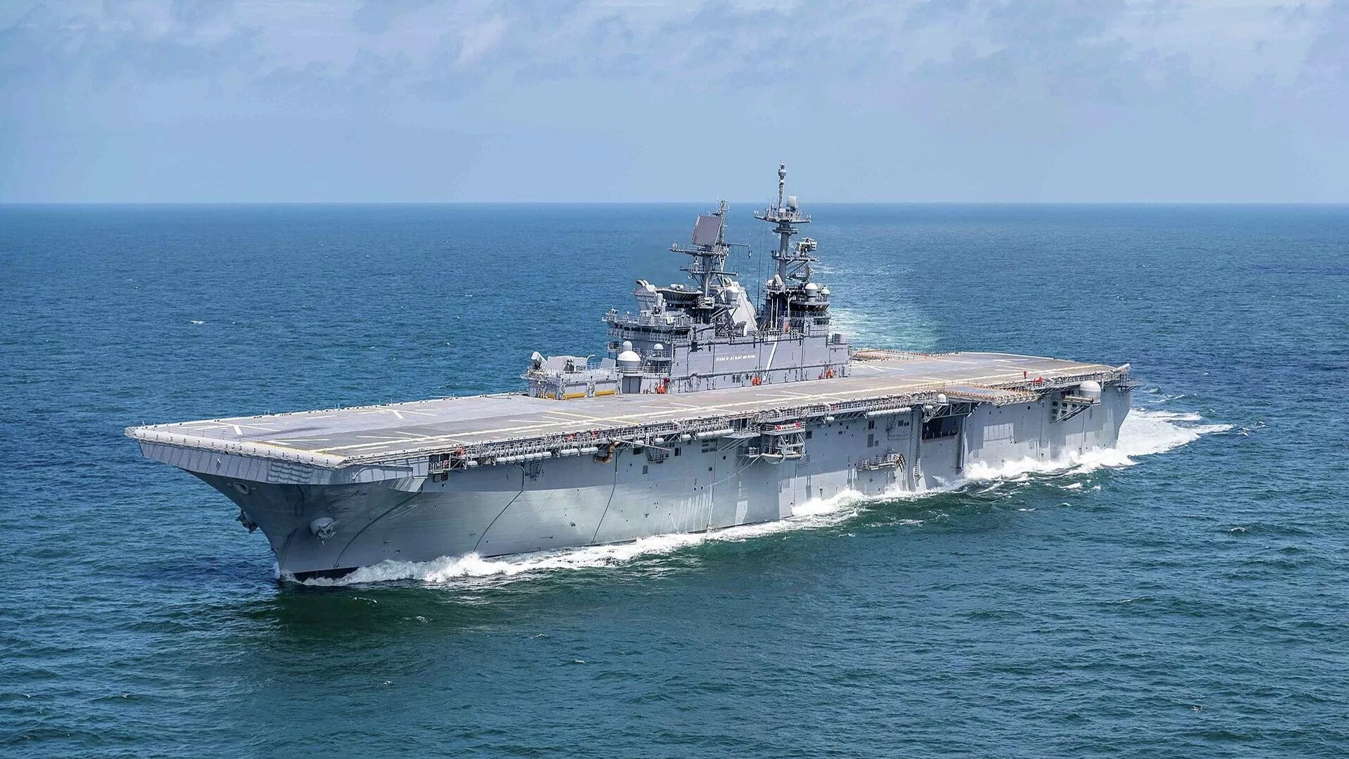 Десантный корабль США LHA7. Фото: Public domain