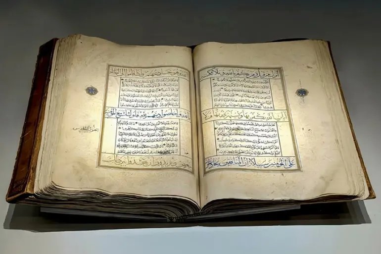 Коран написан чёрными чернилами с использованием нескольких цветов