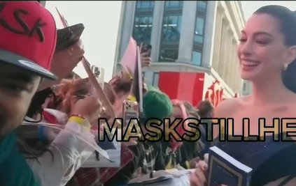 Энн Хэтэуэй держит подаренный экземпляр Корана