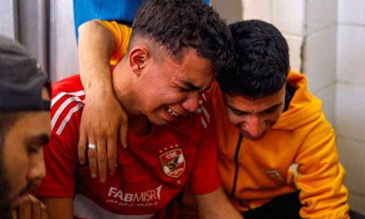 Родственники скорбят по мужчине, погибшему при израильском ударе по Газе