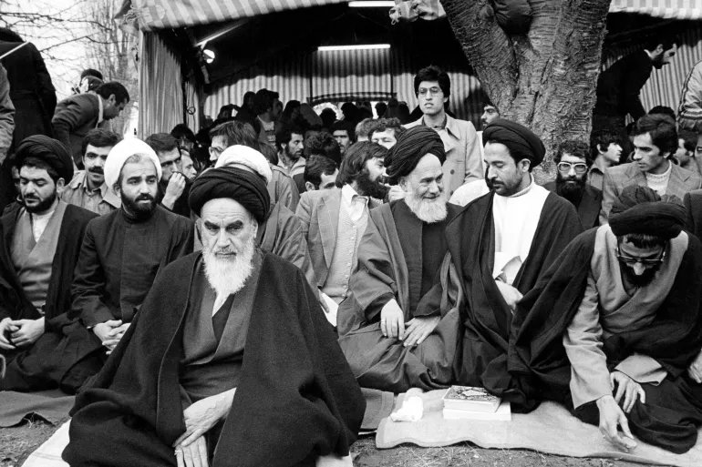 Факих в теории Хомейни — это высшая власть в государстве, обладающая абсолютными полномочиями