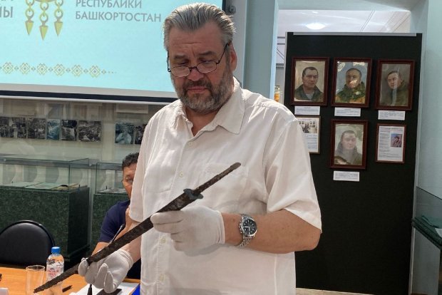 Древний меч в руках Владимира Овсянникова, фото: Гульназира Ишбердина