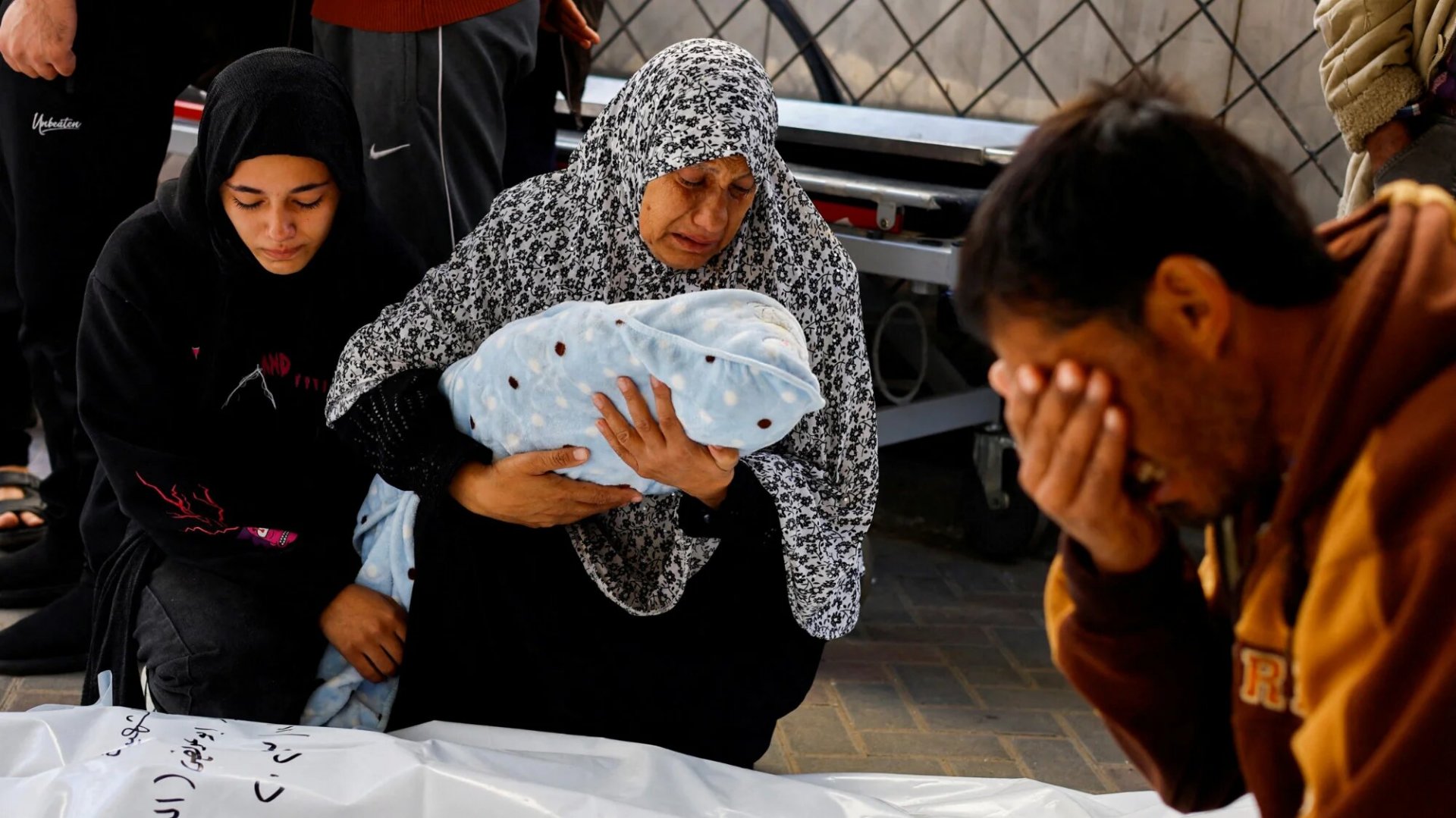 Бабушка держит тело убитого внука Идриса аль-Дбари в Рафахе, фото: Reuters/Mohammed Salem