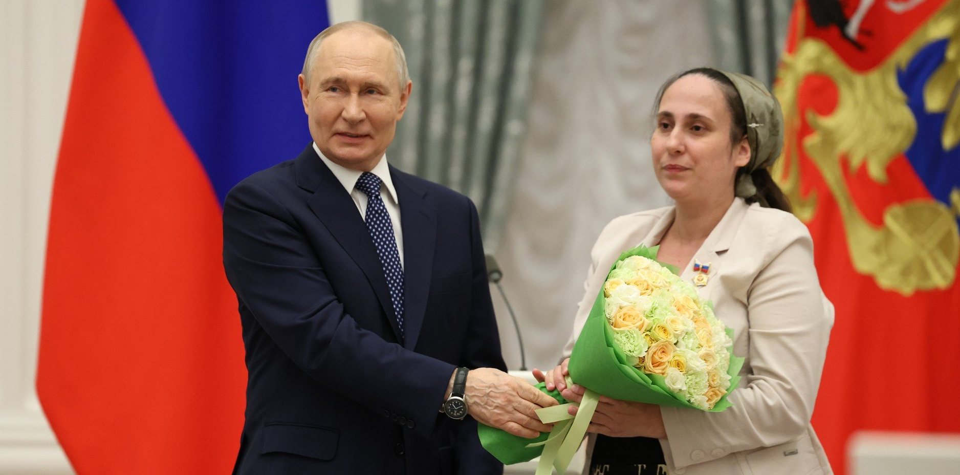Звание «Мать-героиня» присвоено Бурлият Меджидовой – матери 12 детей. Фото: пресс-служба Кремля