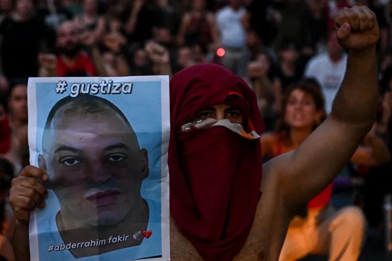 Протестующий в портретом Факира в Болонье, фото: Michele Lapini/Reuters
