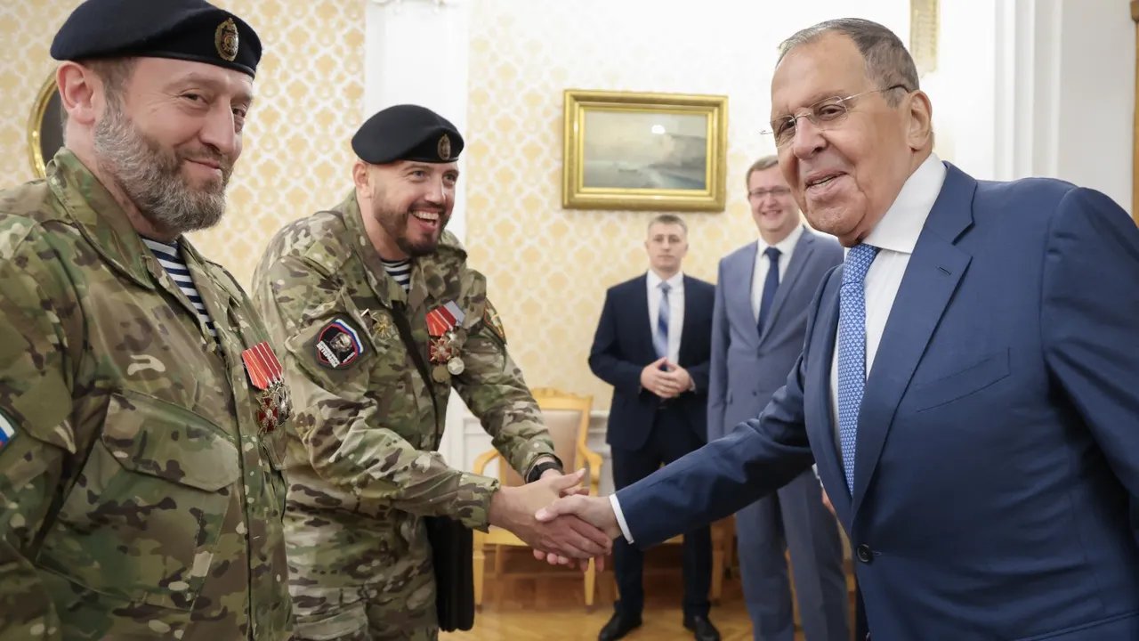 Ильдар Резяпов жмет руку главе МИД РФ Сергею Лаврову © МИД России | Пресс-служба