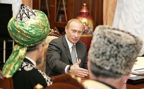 Владимир Путин на встрече с духовными лидерами мусульманских сообществ России. Кремль, 8 ноября 2007 г. Фото: Kremlin.ru