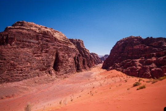 Пересохшее русло реки - вади, фото: photohound.co
