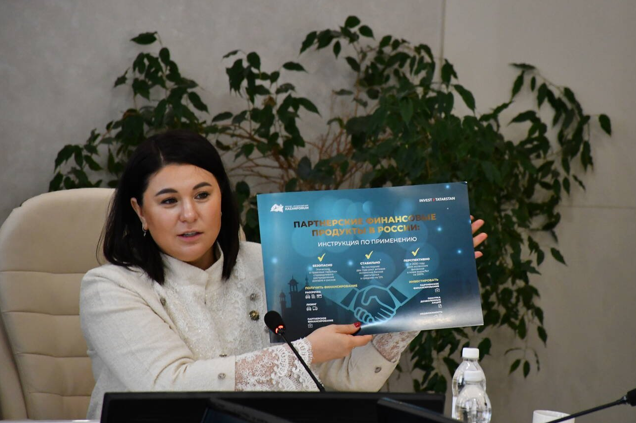 Талия Минуллина демонструет инструкцию по применению партнерского финарсирования